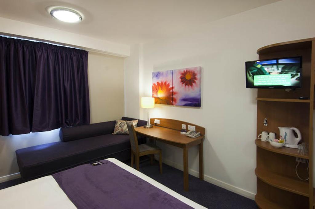 Premier Inn แคมเบอร์ลีย์ ภายนอก รูปภาพ