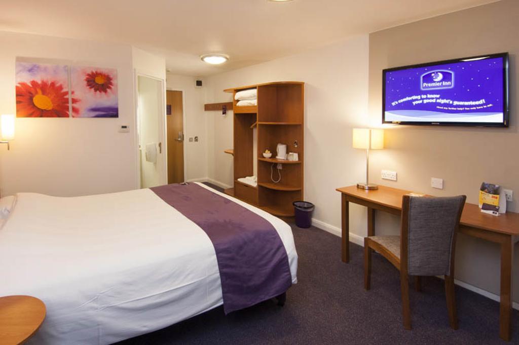 Premier Inn แคมเบอร์ลีย์ ภายนอก รูปภาพ