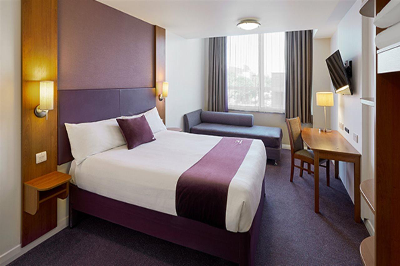 Premier Inn แคมเบอร์ลีย์ ภายนอก รูปภาพ