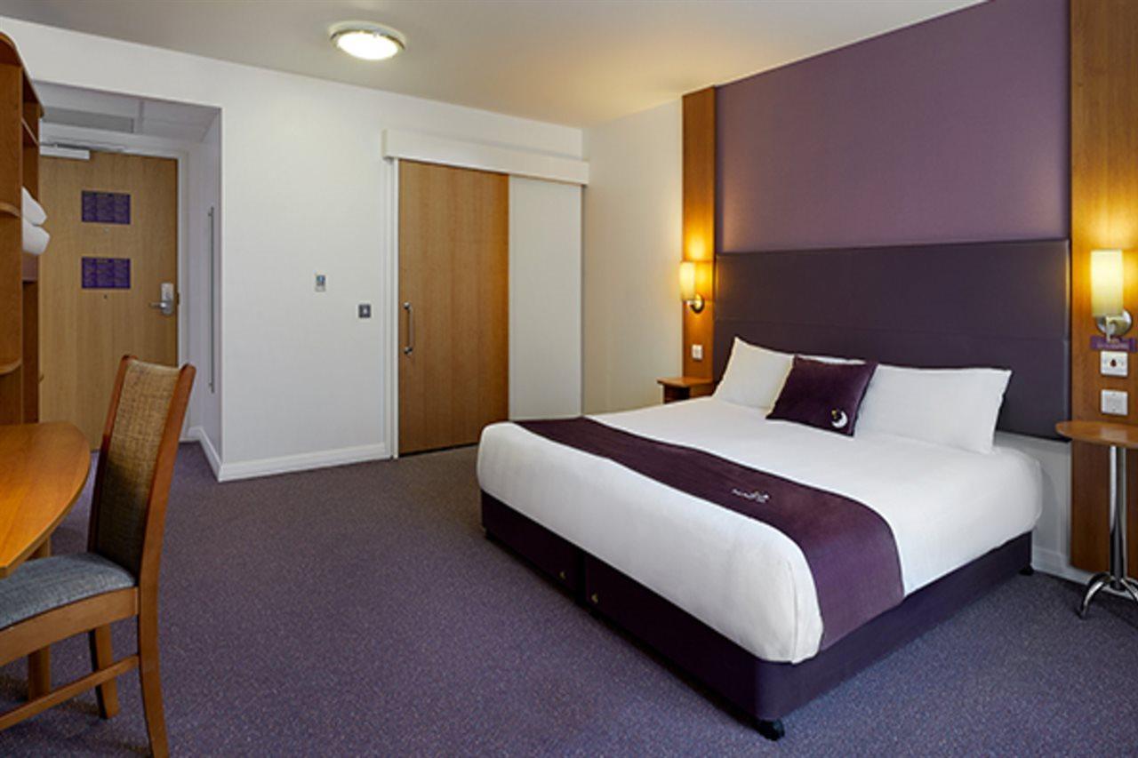 Premier Inn แคมเบอร์ลีย์ ภายนอก รูปภาพ
