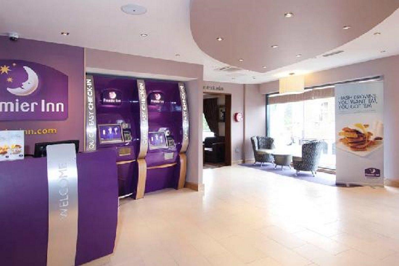 Premier Inn แคมเบอร์ลีย์ ภายนอก รูปภาพ
