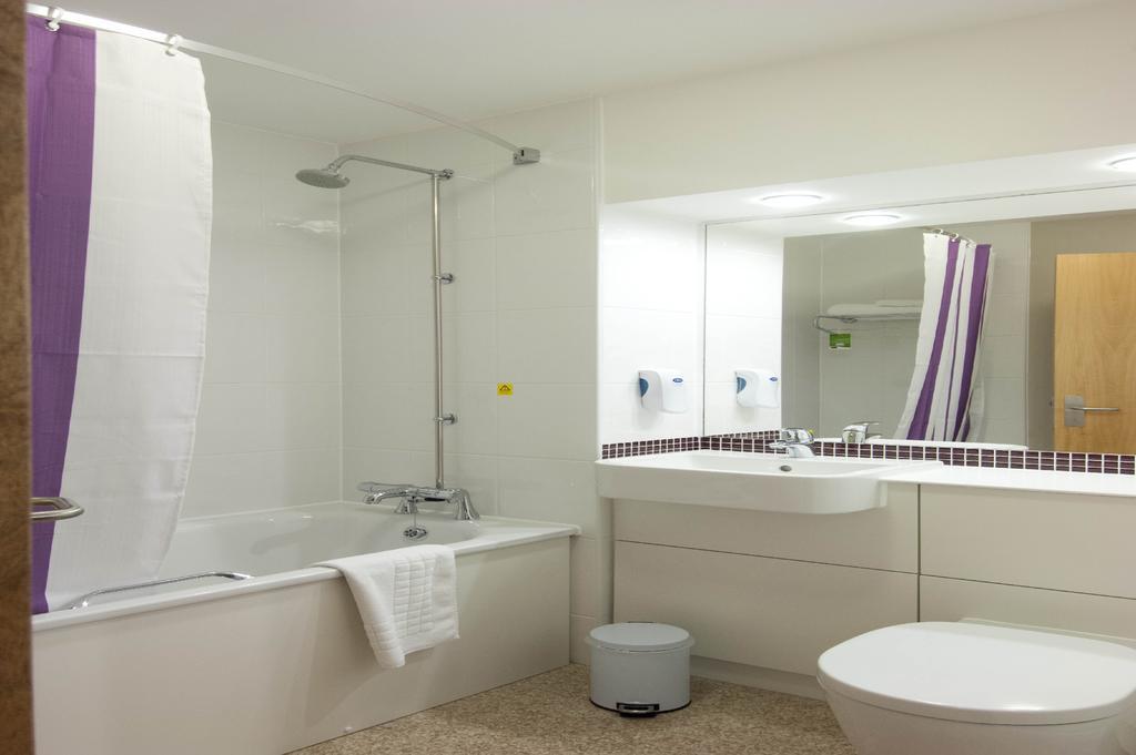Premier Inn แคมเบอร์ลีย์ ภายนอก รูปภาพ